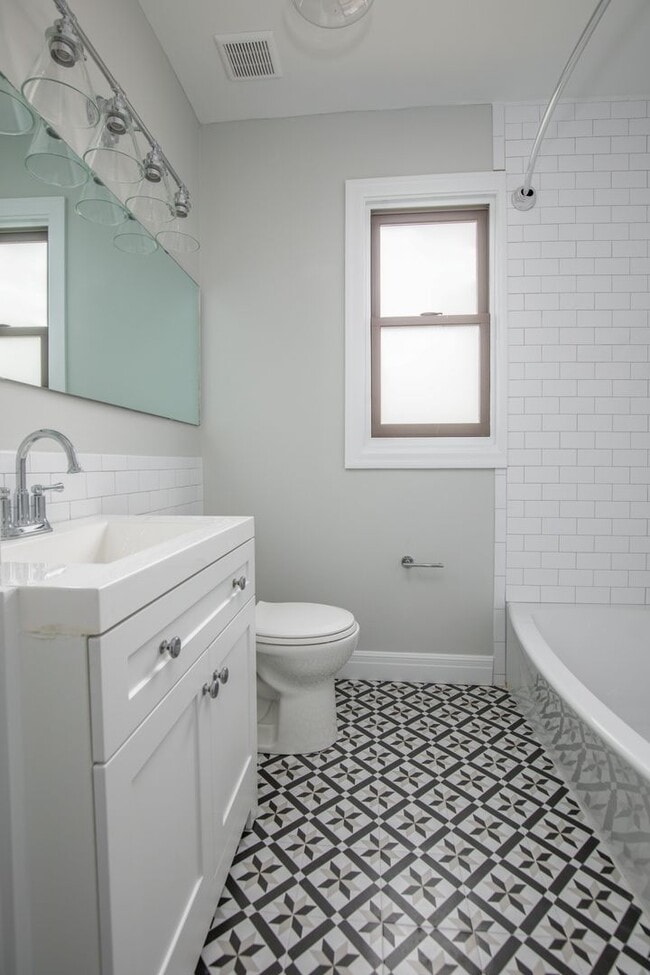 Building Photo - Adorable North Hampton House - Must See!