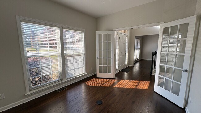 Building Photo - Beautiful and Spacious