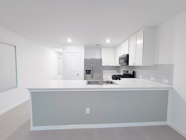 Building Photo - 945 Pertuso Ln
