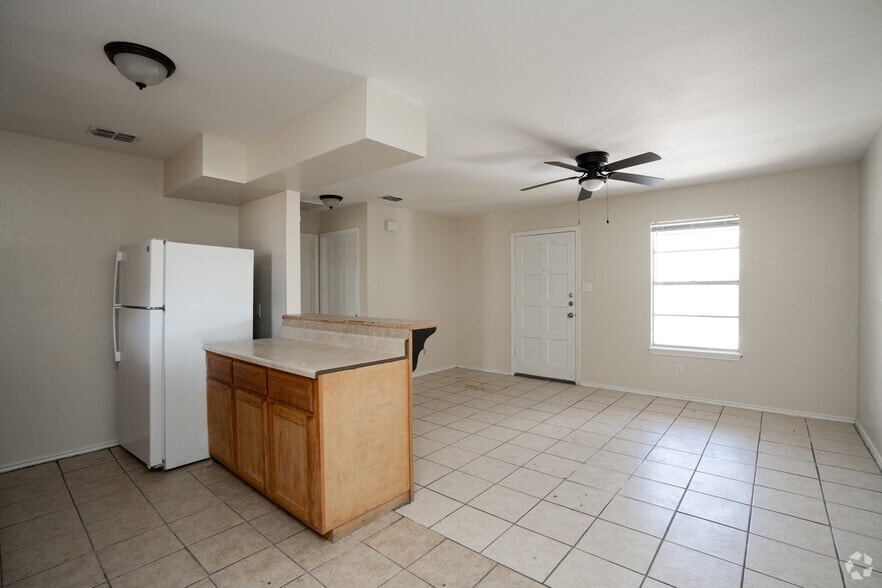 2BD - 1BA - 850SF - Kitchen - Live Oak Apartments