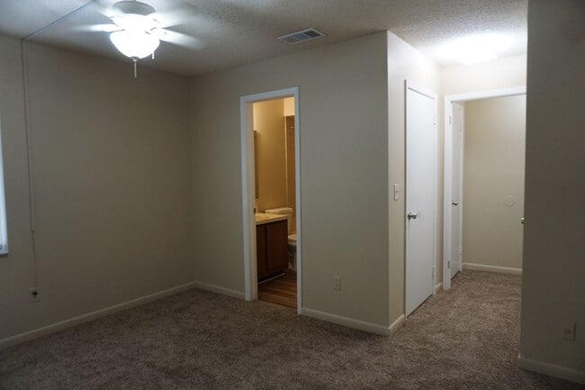 Building Photo - 2 bedroom 2 Bathroom close to NAS Jax