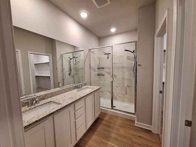 Building Photo - Stunning Duplex in Emma Park