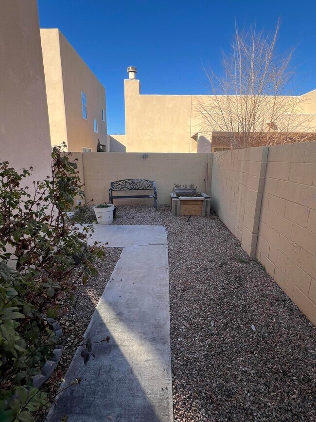 Building Photo - 423 Phoenix Ave NW