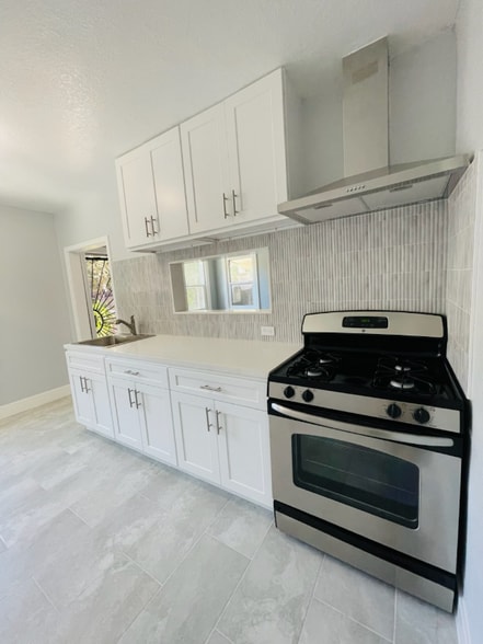 Building Photo - 1341 W 90th Pl