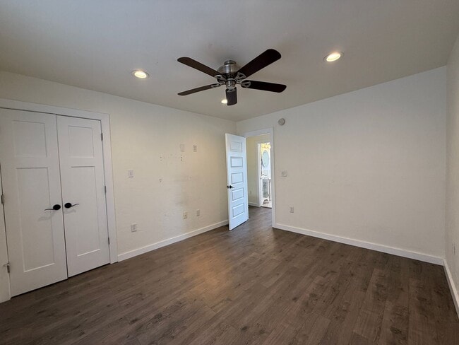 Building Photo - Charming Riverfront 2BR Walking Distance t...
