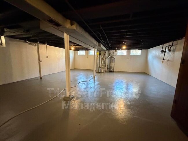 Building Photo - 2408 Caverhill Dr