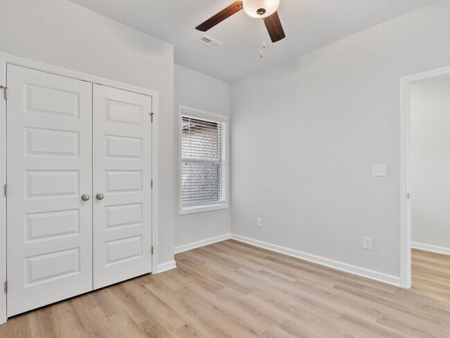 Building Photo - 210 Saddle St