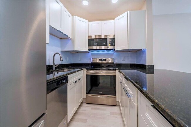 Building Photo - 628 NE 8th Ave