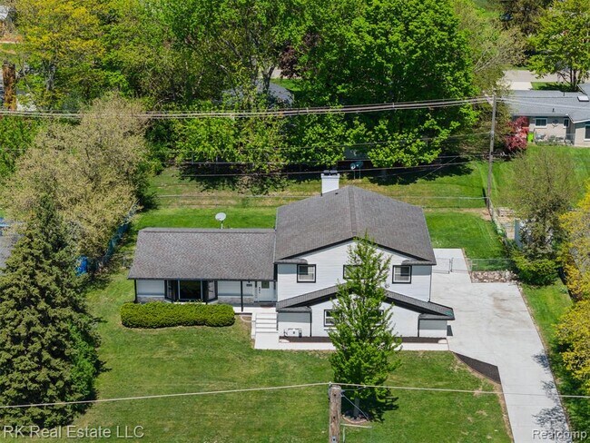 Building Photo - 30728 W 14 Mile Rd