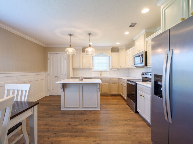 Building Photo - 3960 Landings Cir