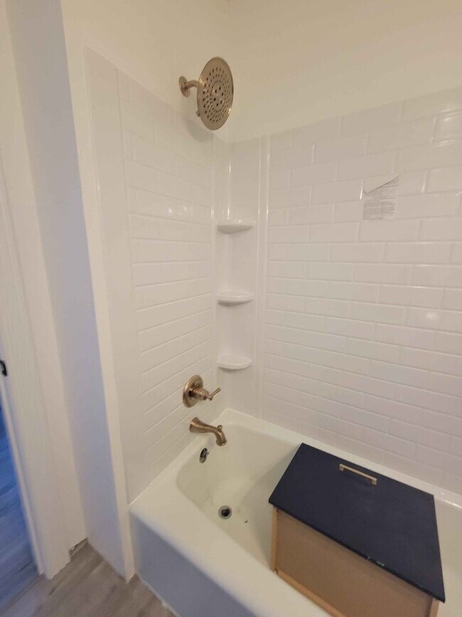 Building Photo - 409 4th St NE