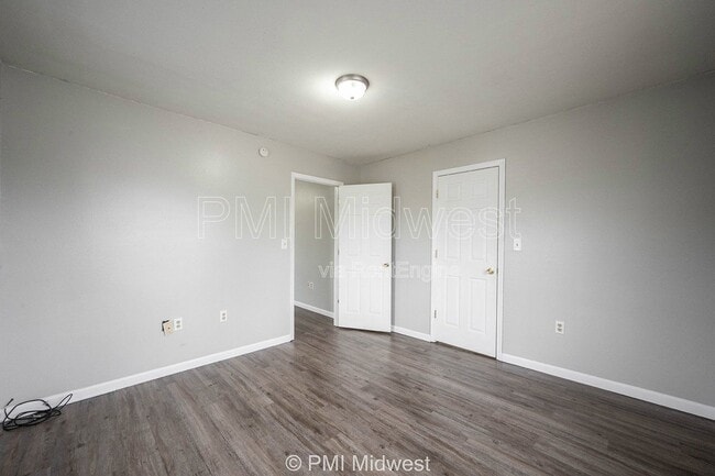 Building Photo - 3014 W 10th St