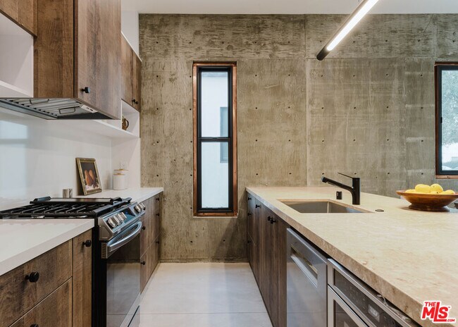 Building Photo - 2855 S Sycamore Ave