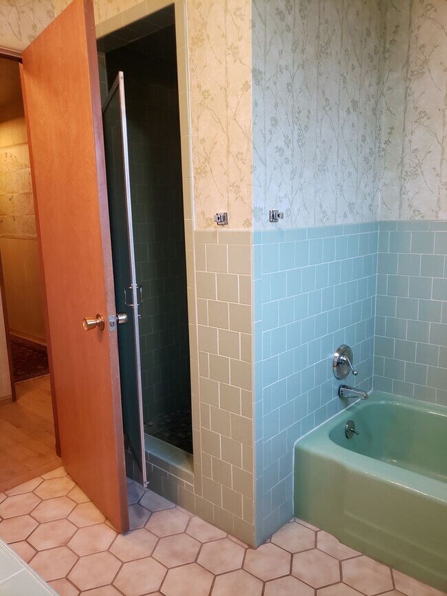 Building Photo - Mostly Furnished Bishop home with large li...