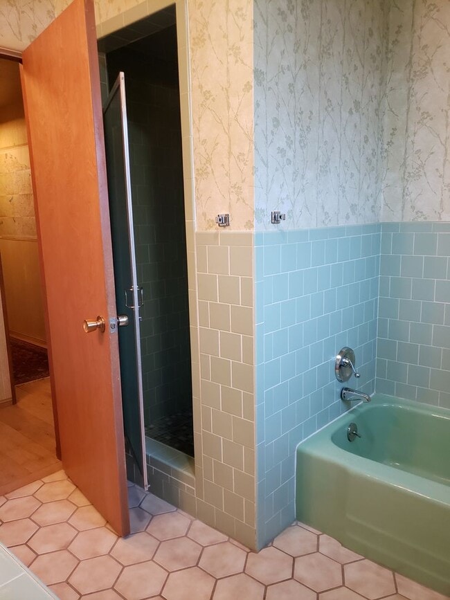 Building Photo - Mostly Furnished Bishop home with large living, dining space and a sun room.