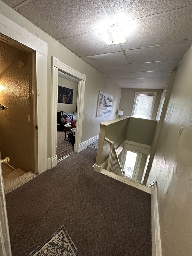 Building Photo - 5 Bed 2 Bath close to UWEC available June 1st! Has a new bathroom!