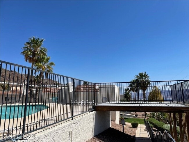 Building Photo - 687 Marina Dr