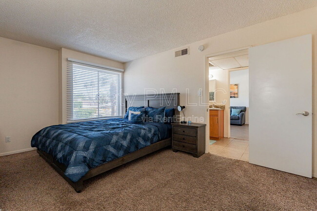 Building Photo - 7350 N Vía Paseo Del Sur