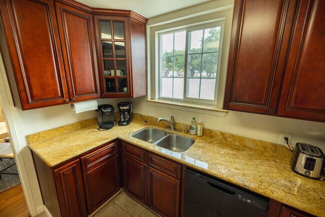 Building Photo - 240 E Hedding St