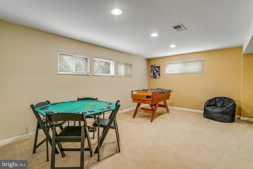 Building Photo - 8651 Cromwell Dr