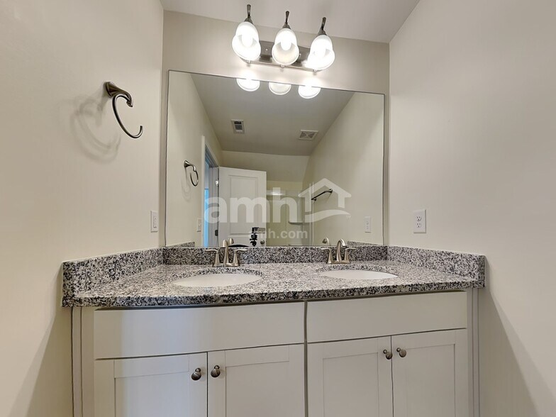 Building Photo - 553 Camp dr