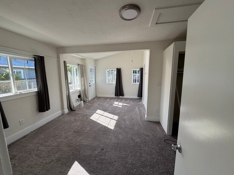 Building Photo - 2069 Harrington Ave