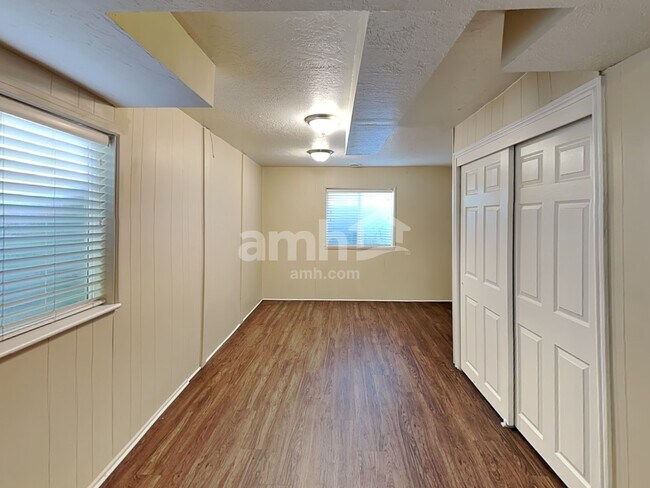 Building Photo - 1872 W Sir Charles Dr