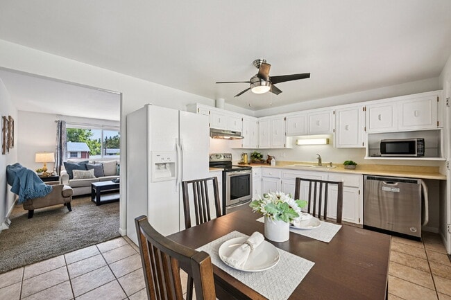 Building Photo - Welcome to this spacious 3+ bed, 2-bath bi-level home in Arvada - Available Now!