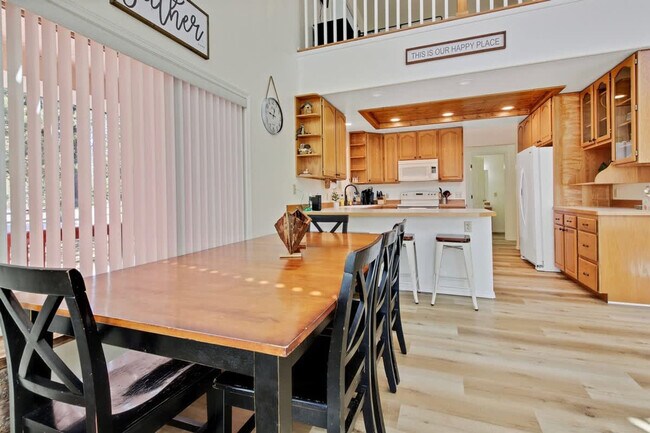 Building Photo - 1496 Pine Ridge Dr