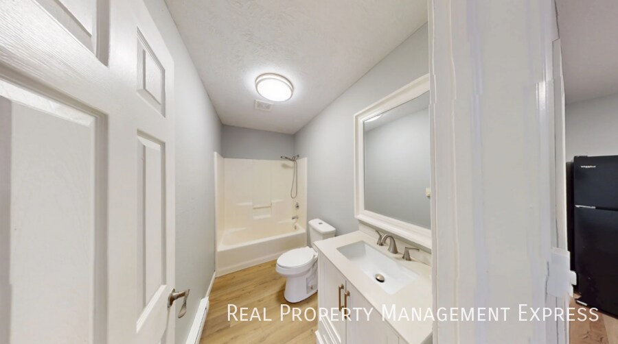 Building Photo - 2 Bedroom 1 Bathroom Home