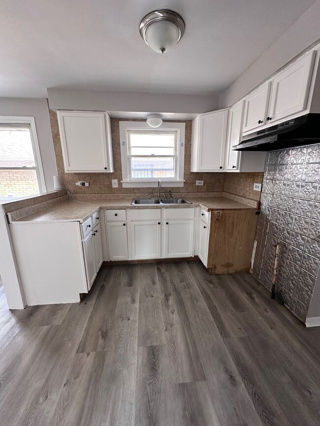 Building Photo - 4 BEDROOM VOUCHER*** Please TEXT (312)883-...