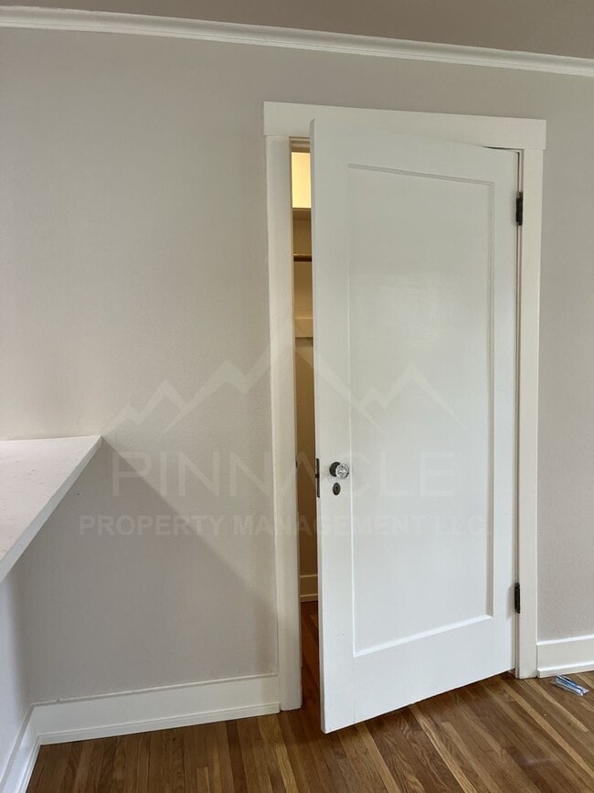 Building Photo - 1-5 1/2 Chicago Ave