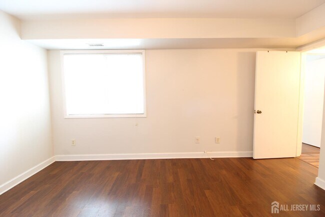 Building Photo - 3123 Sayre Dr