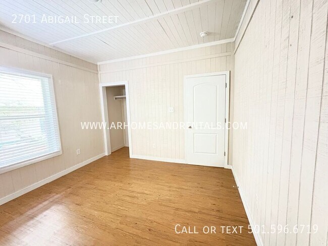 Building Photo - 2701 Abigail St