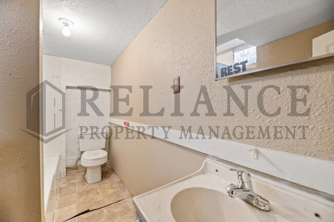 Building Photo - 2118 E 1st St N