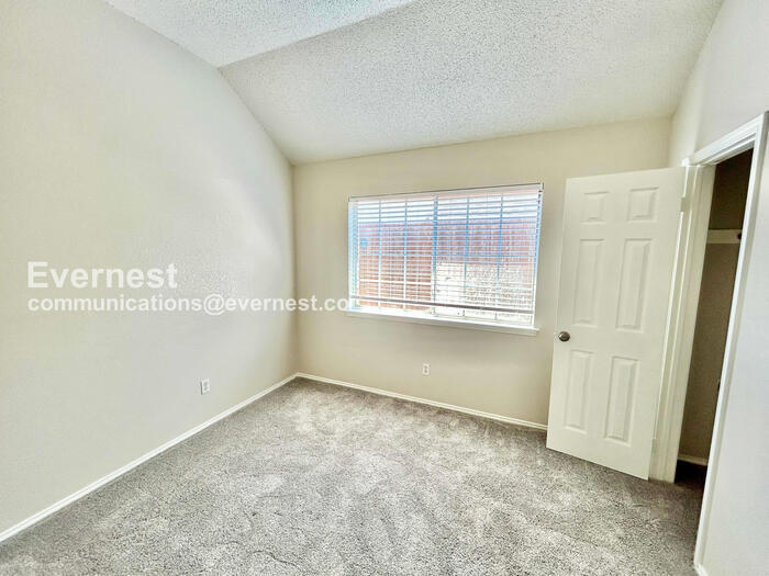 Building Photo - 1608 Willow Creek