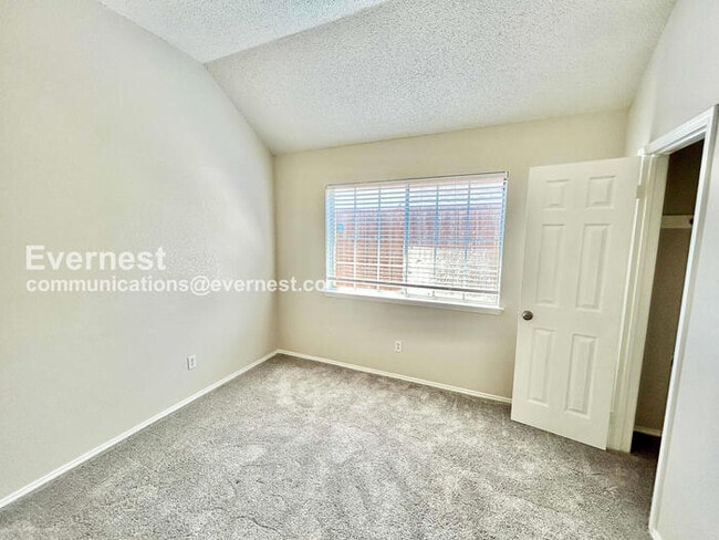 Building Photo - 3 Bed, 2 Bath with Fenced Yard & Garage / Pet-Friendly / Available Now!