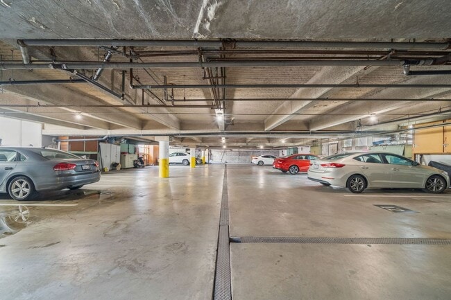 Building Photo - 2 Bed 1 Bath Updated Gated Condo Near Beac...