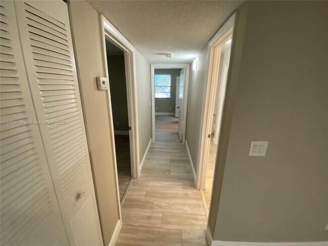 Building Photo - 1237 SW 46th Ave