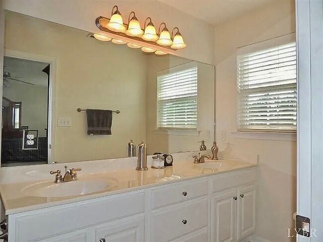 Building Photo - 1040 Blue Ridge View Cir