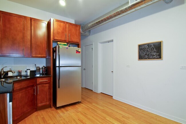Building Photo - UK Village 2 Bed Duplex. Outdoor Space. Laundry. Separate Dining Room. Free Internet