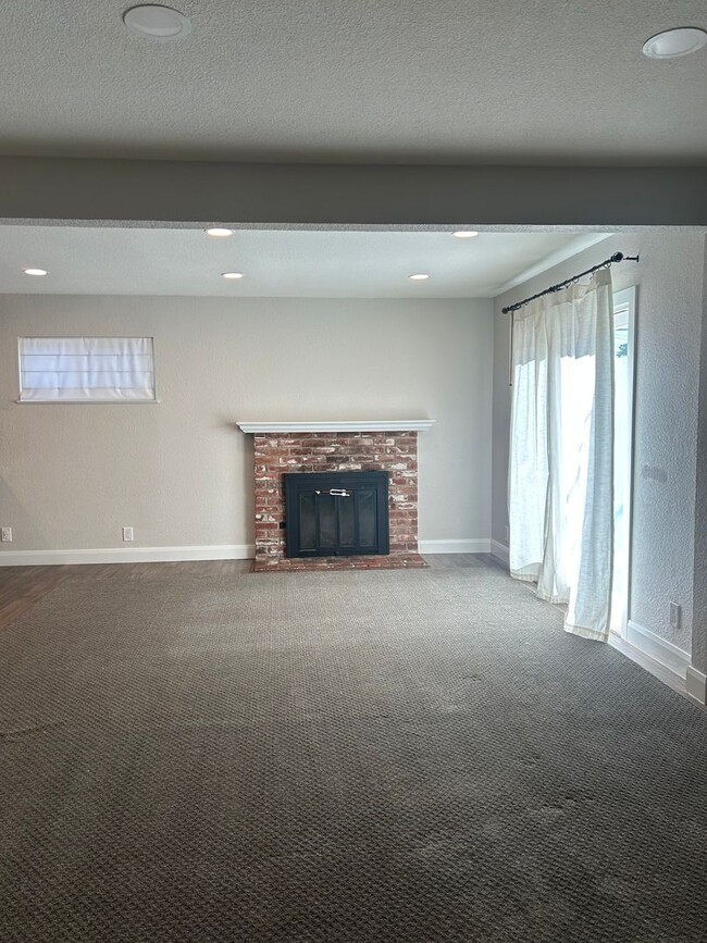 Building Photo - Updated Home