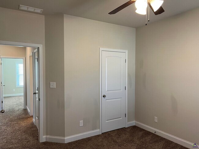 Building Photo - 105 Lacey Oak Ln