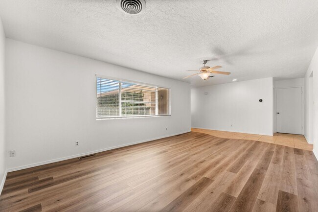 Building Photo - Large 4 Bedroom 2 Bath House