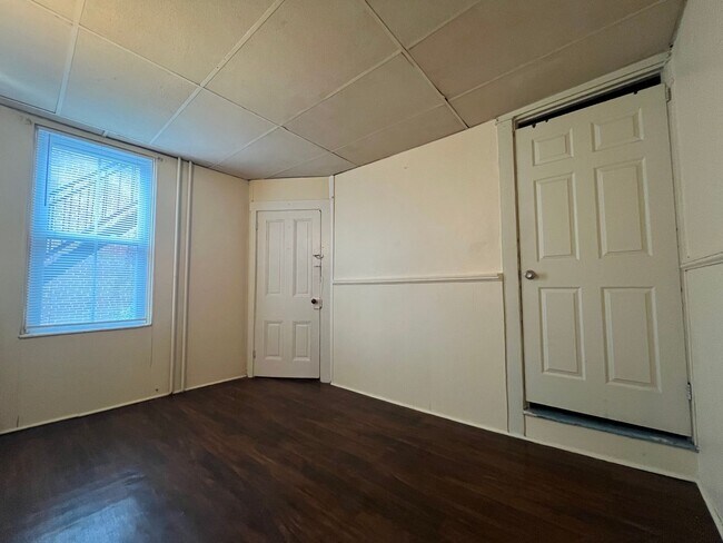 Building Photo - 633 Manor St