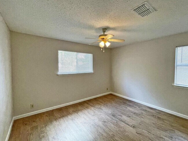 Building Photo - 906 Acorn Oaks Dr