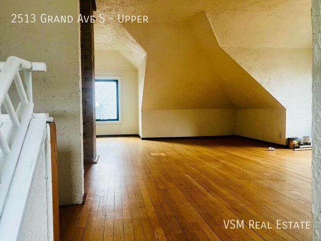 Building Photo - AVAILABLE NOW! Spacious 3 Bed, 1 Bath Uppe...