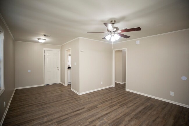 Building Photo - ** 3 Bed 1 Bath located in Forrest Hills *...