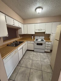 Building Photo - 2 bedroom 2 bath town home in a gated comm...