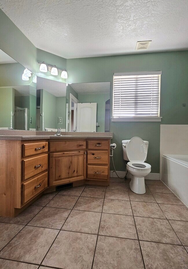 Building Photo - 2718 N Elm Dr